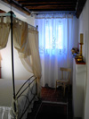Appartamenti La Rocca camera matrimoniale con letto a baldacchino