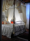 Appartamenti La Rocca camera matrimoniale con letto a baldacchino