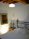 Appartamenti La Rocca camera matrimoniale con letto in ferro battuto