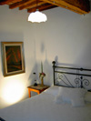 Appartamenti La Rocca camera matrimoniale con letto in ferro battuto Appartamenti La Rocca camera matrimoniale con letto in ferro battuto