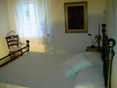 Appartamenti La Rocca camera matrimoniale con letto in ferro battuto